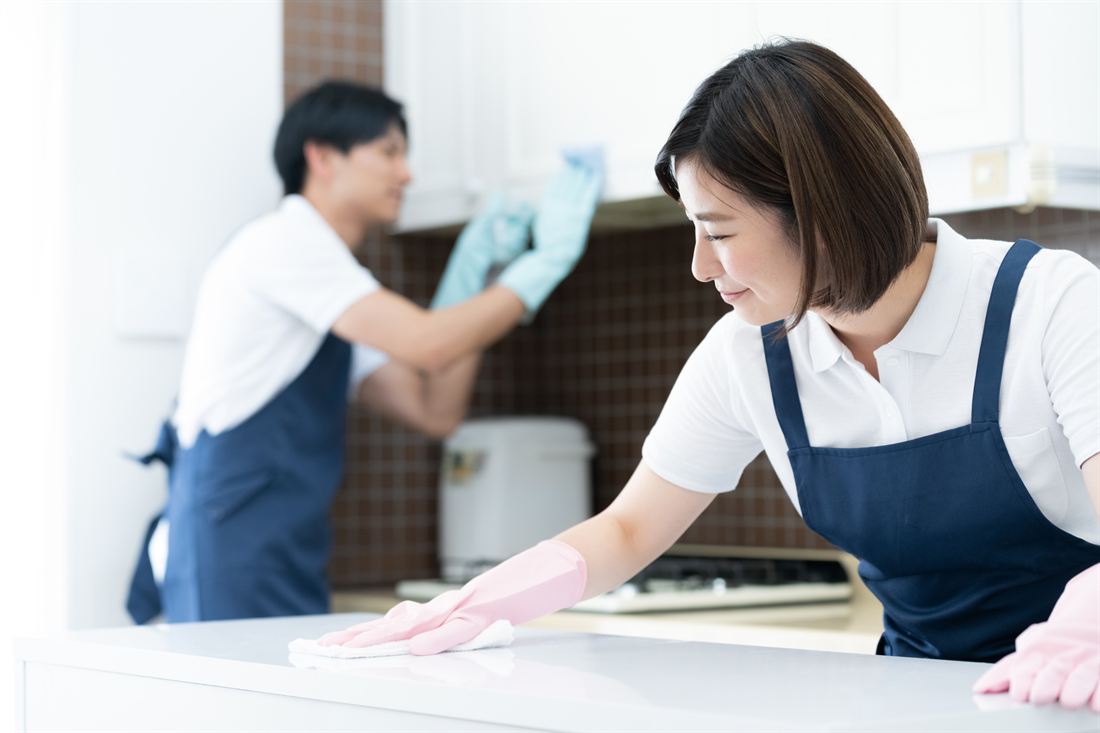 掃除・片づけを支援するスタッフ
