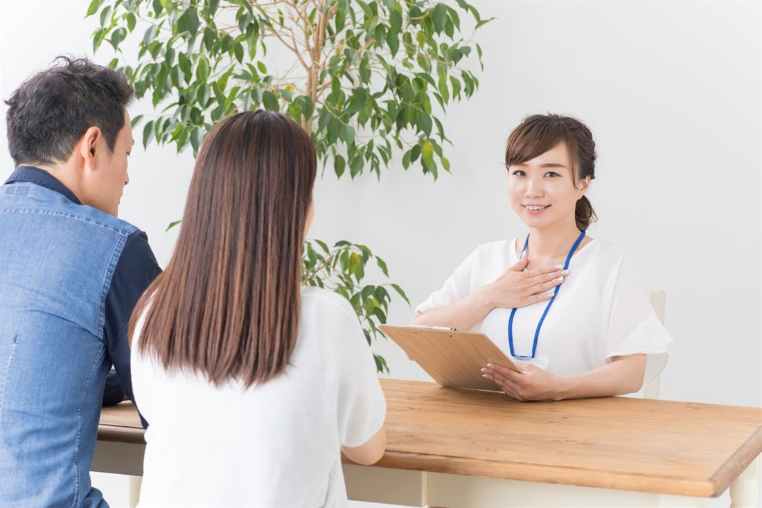 手続きの説明をするスタッフ
