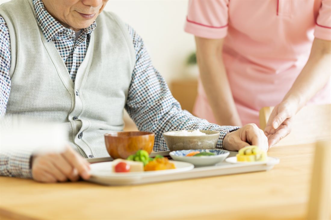 昼食の配膳と食事の支援