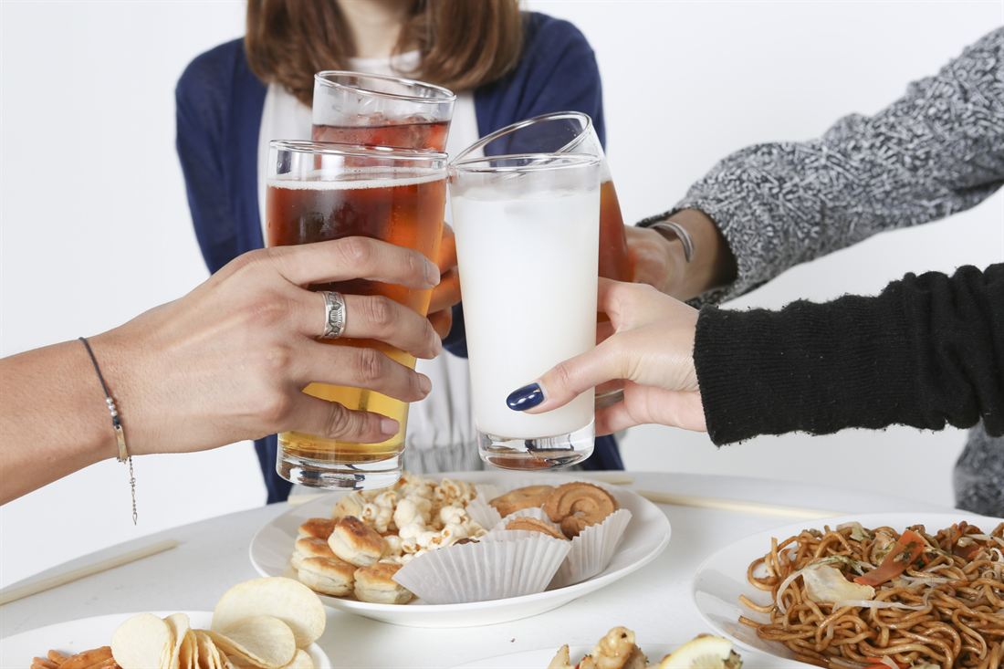 食事や飲み物を楽しむ様子